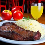 Bife a cavalo em molho