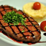 Bife com molho de tomate