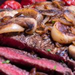 Bife no forno com molho de cogumelos