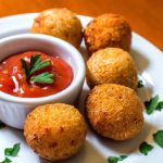 Almôndegas fritas com molho de tomate