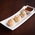 Almôndegas orientais com molho de amendoim