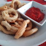 Anéis de lula ao molho de tomate