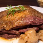 Bife no forno com molho de cogumelos