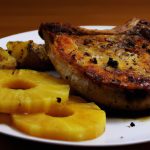 Bisteca de porco com maçãs douradas