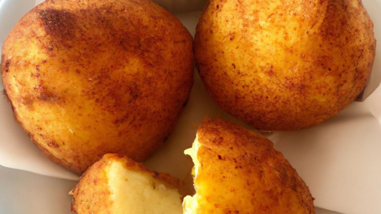 Bolinho de baião de dois com molho ‘arretado’