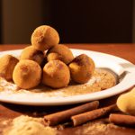 Bolinho de chuva de banana com canela