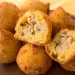 Bolinho de milho recheado com frango