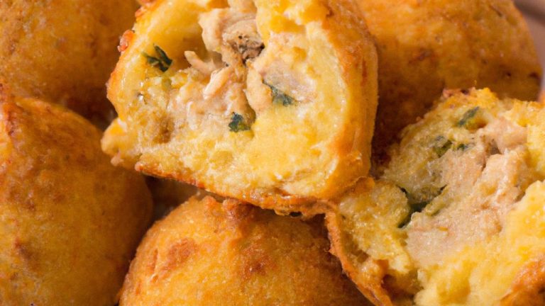 Bolinho de milho recheado com frango
