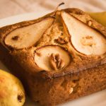Bolo de aveia com pera e nozes