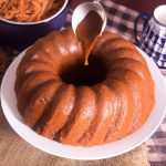 Bolo de cenoura fit com cobertura de chocolate 70%