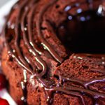 Bolo de chocolate com cereja