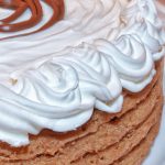 Bolo de chocolate com chantilly