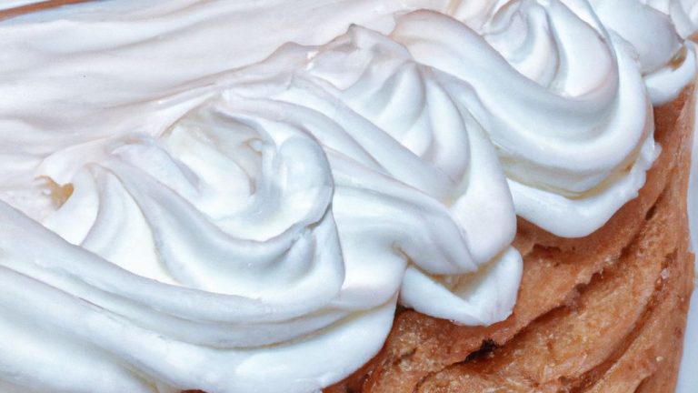 Bolo de chocolate com chantilly