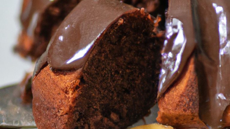 Bolo de chocolate com recheio de banana