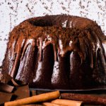 Bolo de chocolate com tâmaras