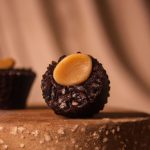 Bombom de chocolate com amendoim
