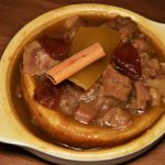 Bondiola de porco em molho de ameixa