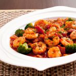 Camarão com legumes salteados