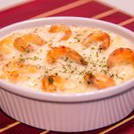 Camarão gratinado com creme de leite
