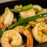 Camarões e aspargos salteados