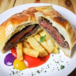 Carne assada com massa folhada