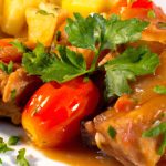 Carne de porco com molho de tomate