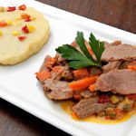 Carne desfiada com molho