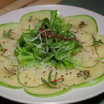 Carpaccio de abobrinha com parmesão e rúcula
