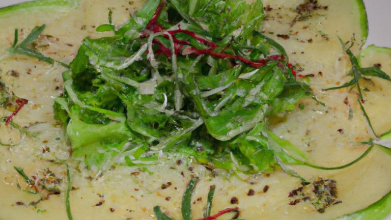 Carpaccio de abobrinha com parmesão e rúcula