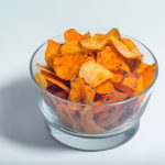 Chips de mandioca assada com páprica