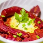 Chouriço com ovo em molho vermelho