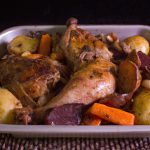 Coelho assado no forno com batatas