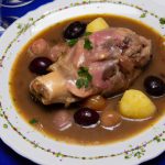 Coelho Estufado com Batatas e Uva-Passa