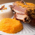 Costela assada com canjica