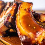 Costelinha de porco assada com mostarda, shoyu e mel