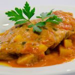 Coxa de frango ao molho de tomate