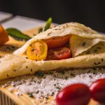 Crepioca de Queijo Cottage com Tomate e Orégano