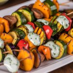 Espetinhos de legumes grelhados com molho tzatziki