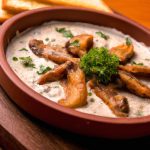 Filé de frango ao molho de champignon