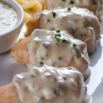 Filé de frango com creme de cebola e maionese