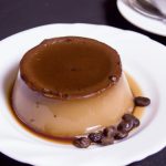 Flan de cappuccino com calda de chocolate
