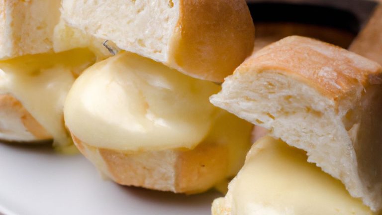 Fondue de queijo no pão italiano
