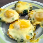 Fritada de ovos com brócolis e cheddar