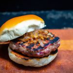 Hambúrguer caseiro com cebola e mostarda