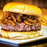 Hambúrguer com cebola caramelizada