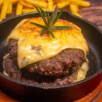 Hambúrguer no forno com queijo