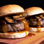 Hambúrgueres com cogumelos e cebolas caramelizadas