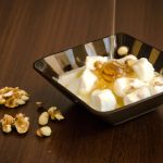 Iogurte Grego Caseiro com Mel e Nozes