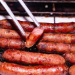 Linguiça assada no forno com papel alumínio