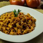 Macarrão integral com molho de tomate caseiro